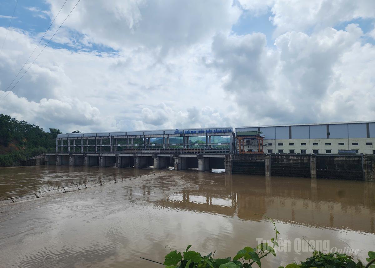 Nhà máy Thủy điện 
sông Lô 8A thực hiện 
điều tiết 
xả lũ, 
đảm bảo 
an toàn 
cho hồ đập và vùng hạ du.