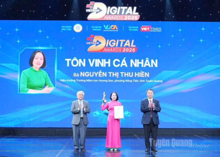 Cô giáo Nguyễn Thị Thu Hiền, Hiệu trưởng trường Mầm non Hương Sen được trao giải thưởng “Chuyển đổi số Việt Nam năm 2025”.