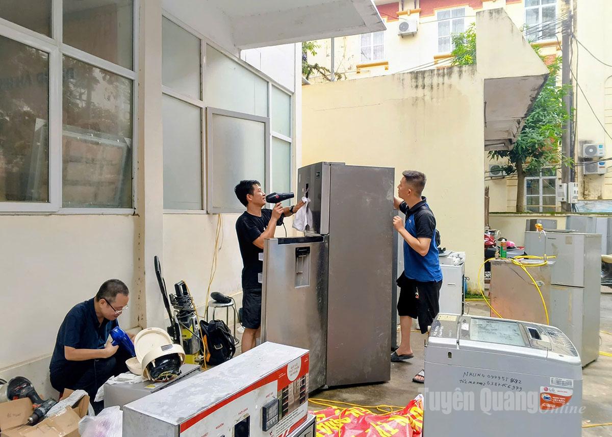 Nhóm Điện tử - Điện lạnh Tuyên Quang sửa chữa các thiết bị điện tử miễn phí tại phường Hà Giang 2.