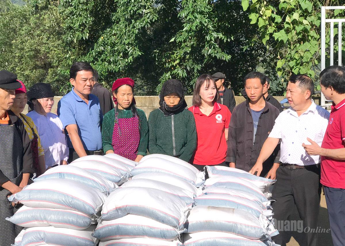 Đoàn tặng nhu yếu phẩm cho người dân thôn Má Lầu A, xã Lũng Cú.