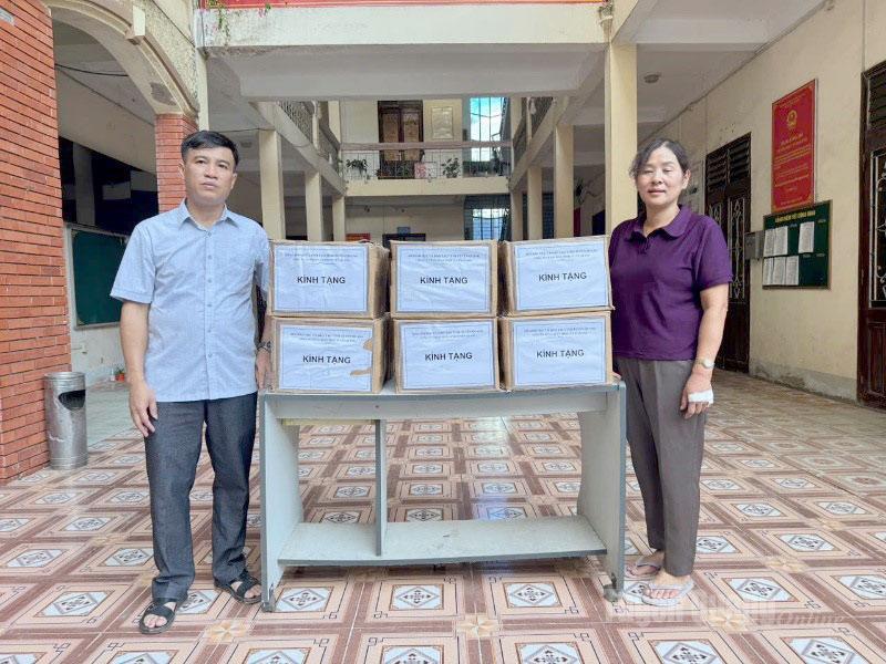 Lãnh đạo Sở Giáo dục và Đào tạo trao vở viết cho trường Tiểu học Quang Trung, phường Hà Giang 2.
