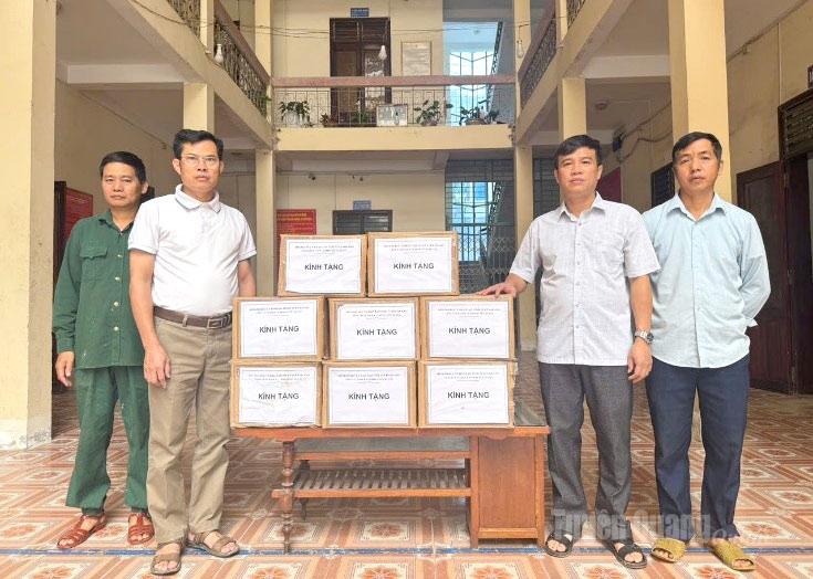  Lãnh đạo Sở Giáo dục và Đào tạo trao vở viết cho trường Phổ thông Dân tộc bán trú Tiểu học B Thuận Hòa, xã Thuận Hòa.