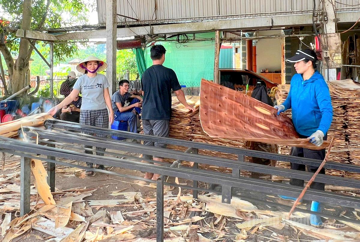 Sản phẩm ván bóc của cơ sở vợ chồng Phương tập trung vào thị trường nội địa.