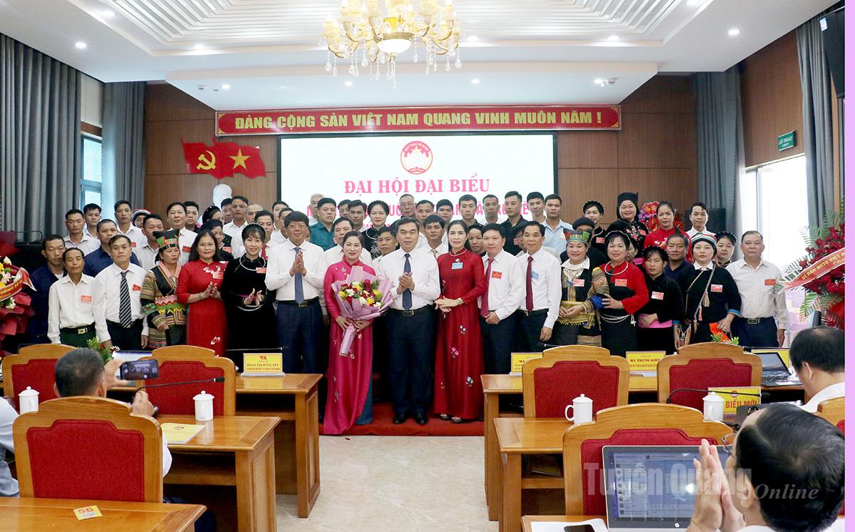 Phó Bí thư Tỉnh ủy, Chủ tịch Ủy ban MTTQ Việt Nam tỉnh Ma Thế Hồng tặng hoa chúc mừng Ủy ban MTTQ Việt Nam xã Bắc Mê. nhiệm kỳ 2025 – 2030.