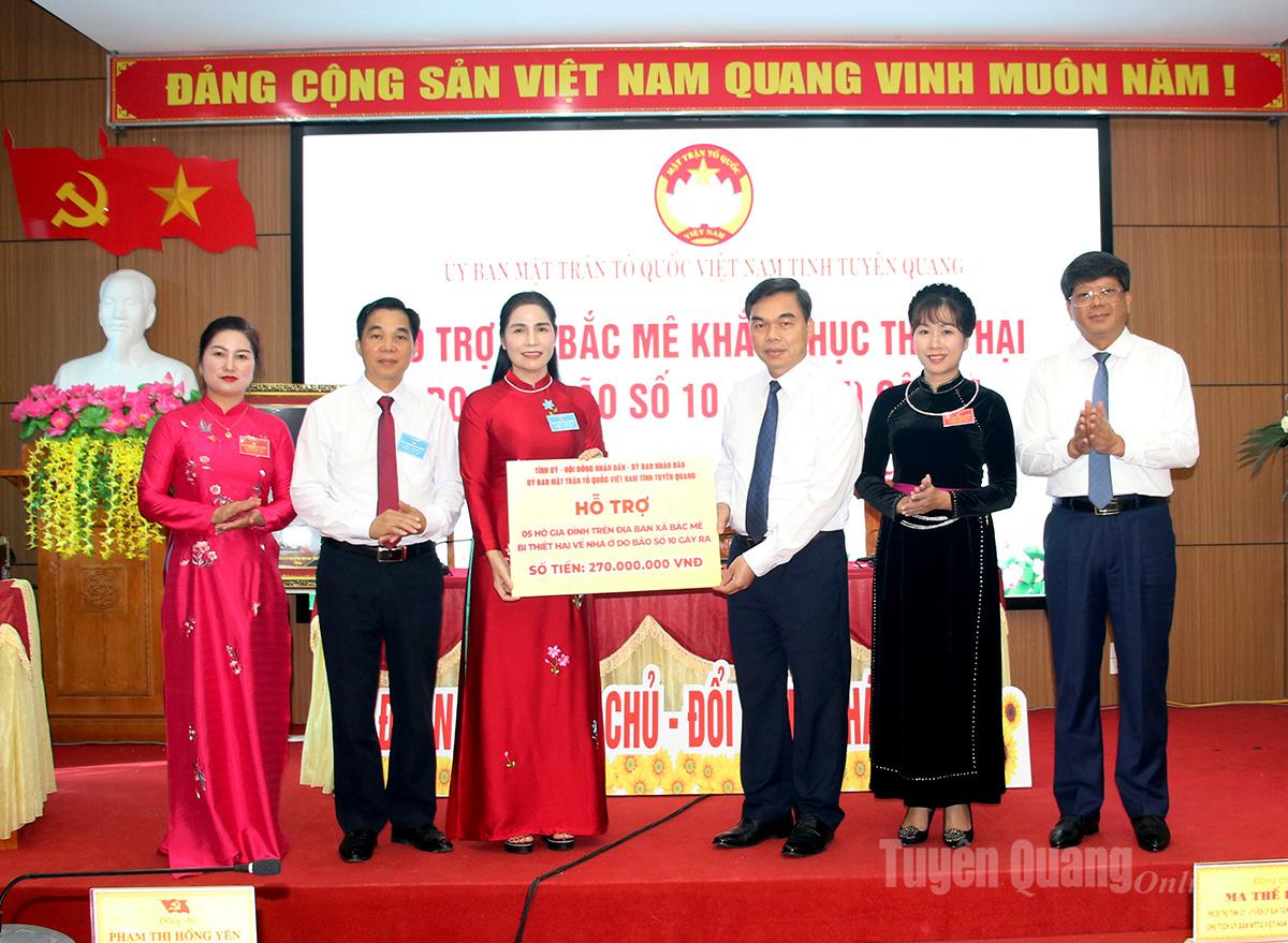  Đồng chí Ma Thế Hồng, Phó Bí thư Tỉnh ủy, Chủ tịch Ủy ban MTTQ Việt Nam tỉnh trao hỗ trợ 5 hộ trên địa bàn xã Bắc Mê khắc phục hậu quả thiên tai.