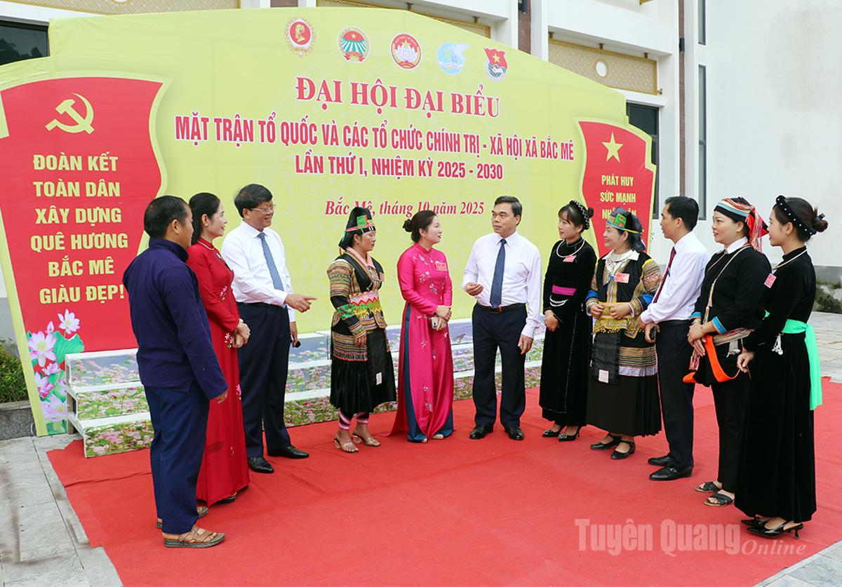 Phó Bí thư Tỉnh ủy, Chủ tịch Ủy ban MTTQ Việt Nam tỉnh Ma Thế Hồng trò chuyện với Nhân dân các dân tộc xã Bắc Mê bên lề Đại hội.