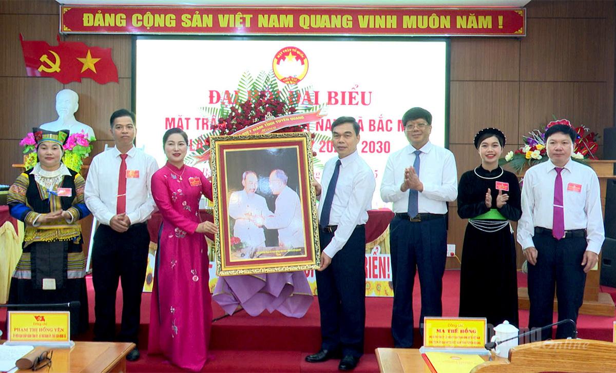 Phó Bí thư Tỉnh ủy, Chủ tịch Ủy ban MTTQ Việt Nam tỉnh Ma Thế Hồng tặng bức ảnh Chủ tịch Hồ Chí Minh và Bác Tôn Đức Thắng cho Đại hội.