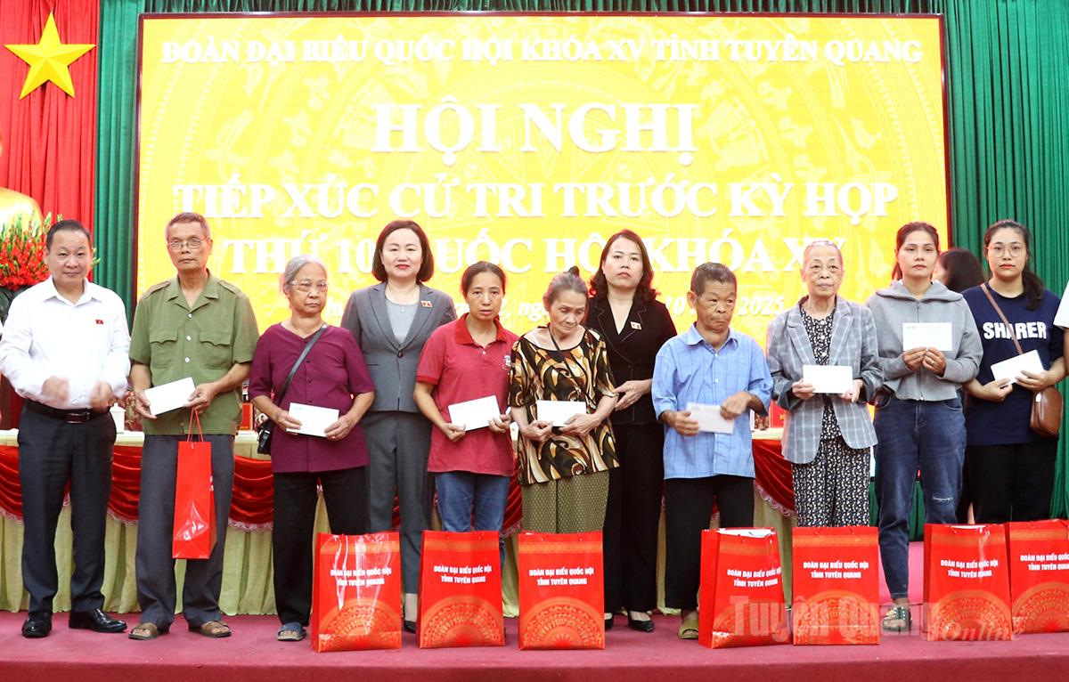 Đoàn đại biểu Quốc hội khóa XV tỉnh tặng quà các hộ dân bị thiệt hại bởi lũ lụt.