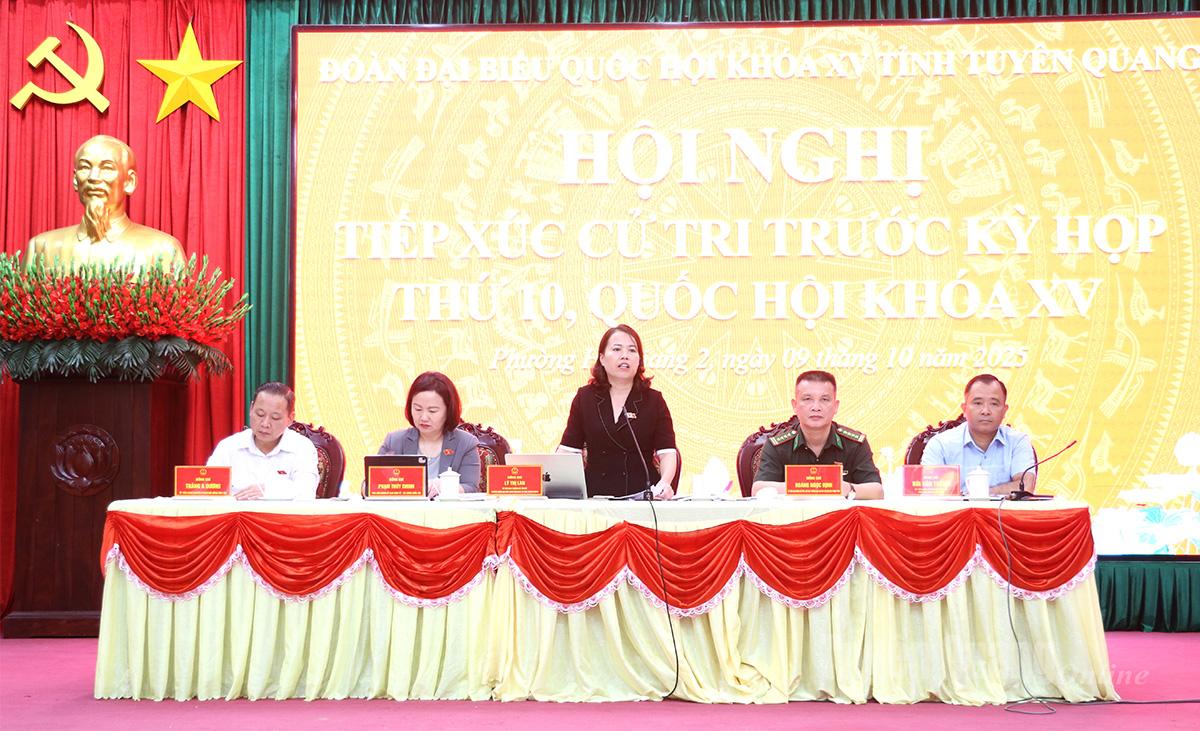 Đồng chí Lý Thị Lan, Ủy viên BTV Tỉnh ủy, Trưởng Đoàn ĐBQH hoạt động chuyên trách khóa XV tỉnh phát biểu tại hội nghị.