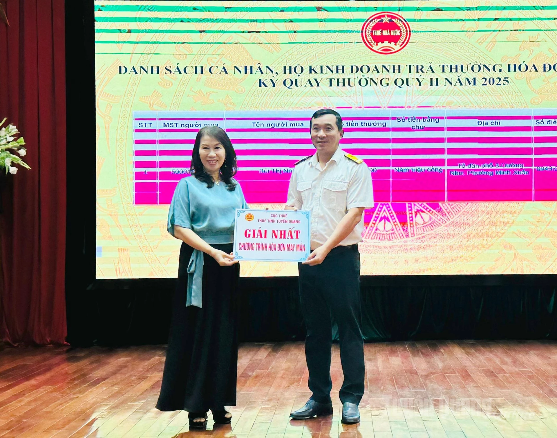 Lãnh đạo Thuế tỉnh Tuyên Quang trao thưởng cho cá nhân may mắn trúng giải Nhất.