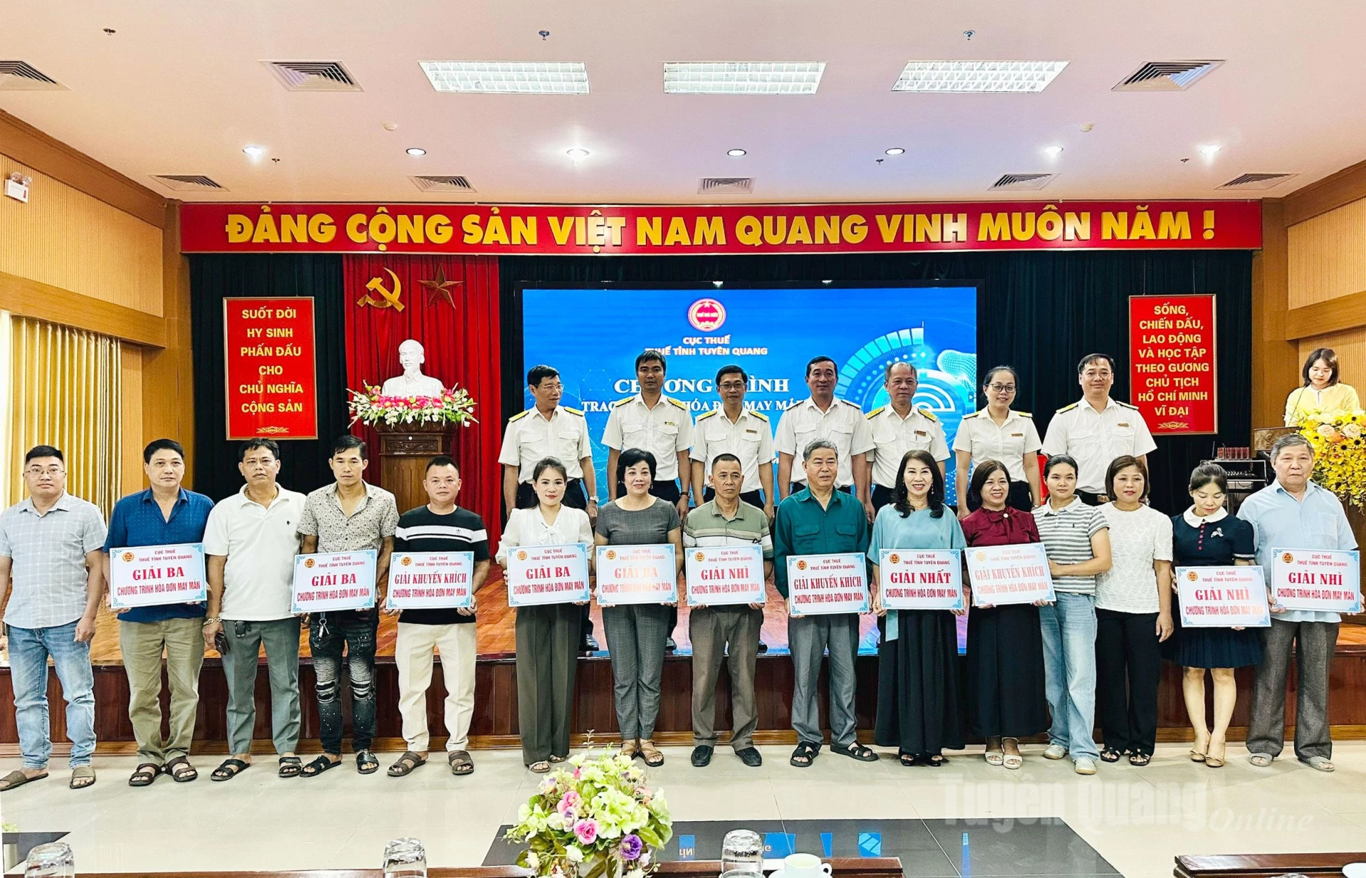 Các cá nhân, hộ kinh doanh may mắn trúng thưởng chương trình hóa đơn may mắn do Thuế tỉnh Tuyên Quang tổ chức.