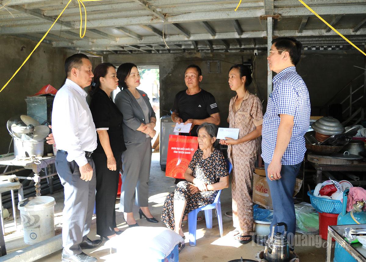 Đoàn ĐBQH tỉnh đã đến thăm hỏi, động viên hộ anh Trần Văn Nghĩa, tổ 36 phường Hà Giang 1.