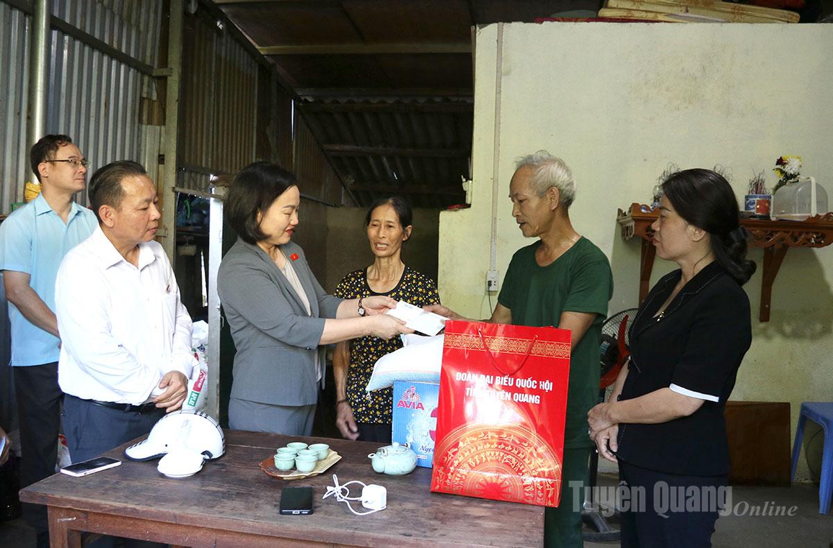 Đoàn ĐBQH tỉnh tặng quà hộ ông Nguyễn Văn Thanh, thôn Sơn Hà, xã Ngọc Đường.