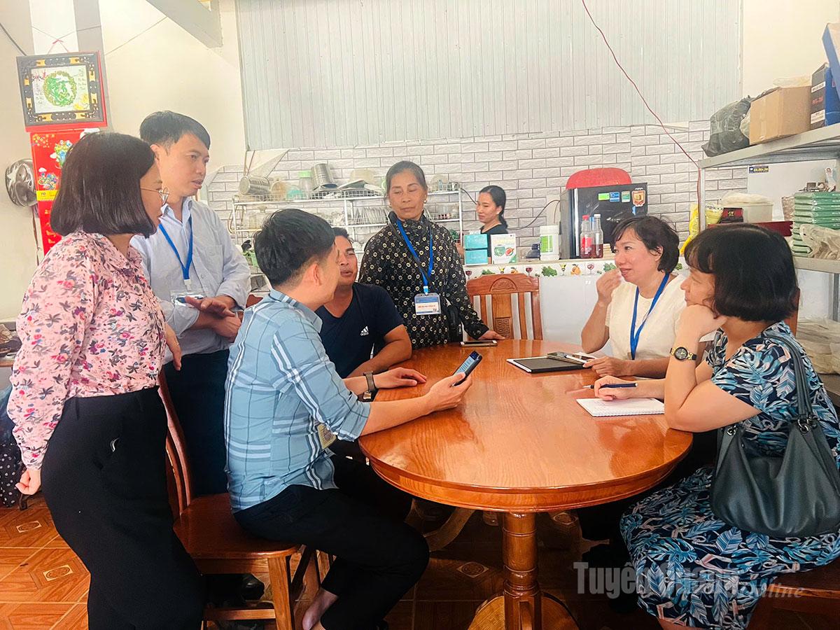 Cán bộ Cục Thống kê hướng dẫn cán bộ thống kê viên xã Thái Sơn cập nhận dữ liệu lên phần mền Capi.