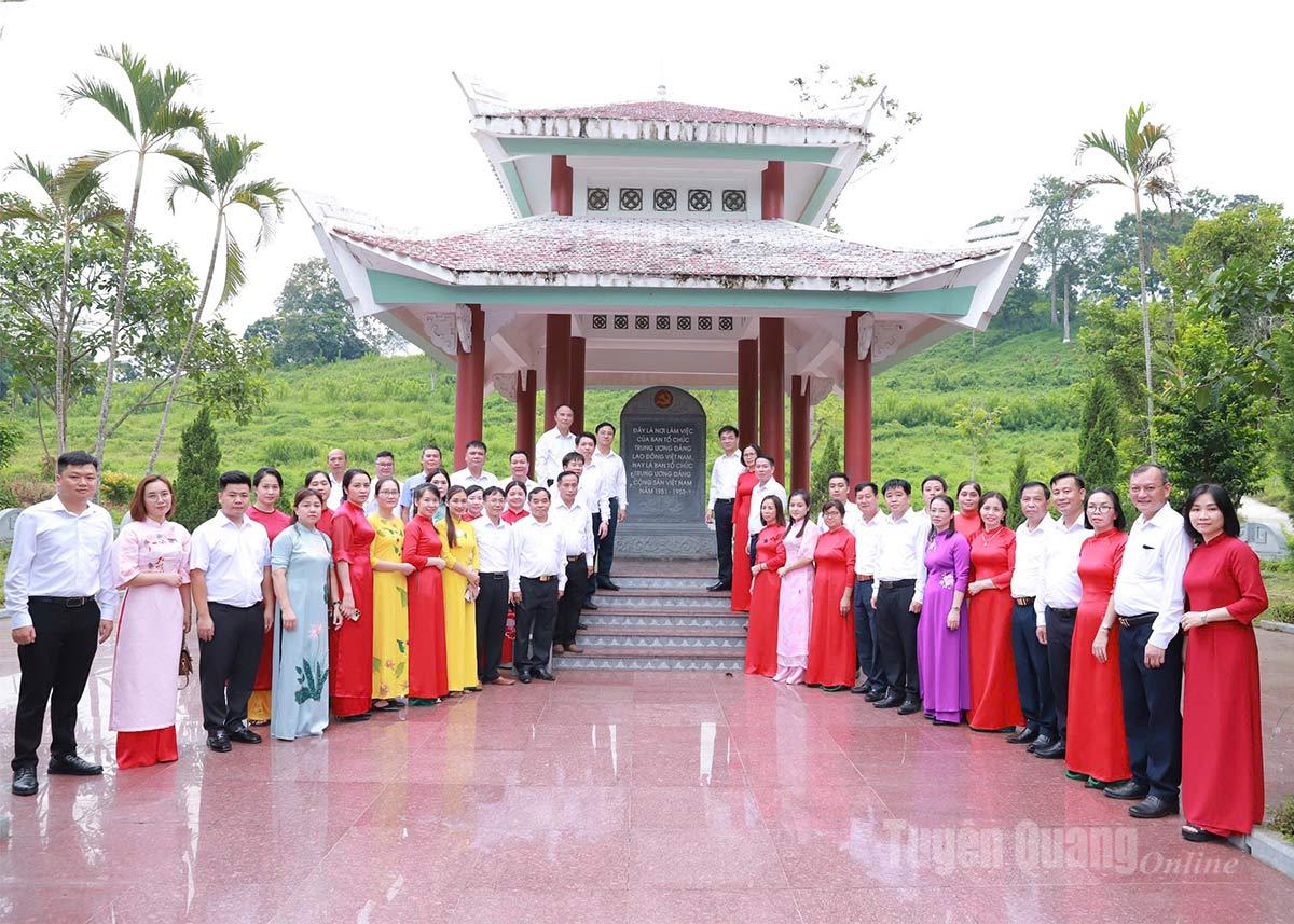 Đảng ủy Ban Tổ chức Tỉnh ủy về nguồn, thăm Nhà bia di tích Ban Tổ chức Trung ương Đảng. (Ảnh chụp tháng 8-2025).