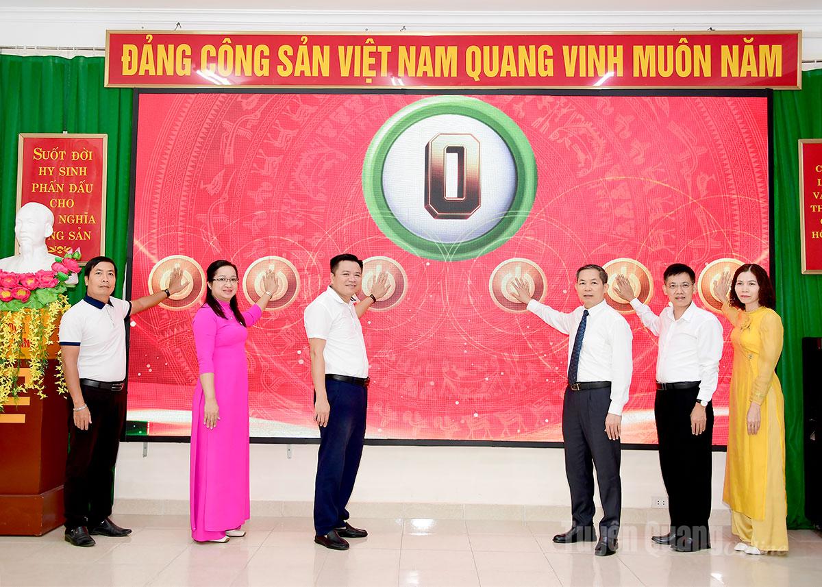 Đại biểu thực hiện nghi thức bấm nút bắt đầu cuộc thi.