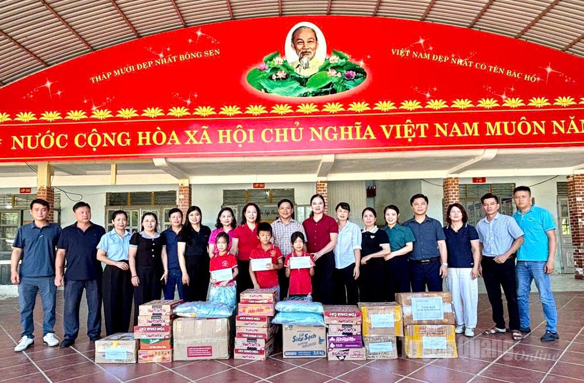 Lãnh đạo Sở Giáo dục và Đào tạo cùng đoàn công tác trao hỗ trợ cho trường Tiểu học Nguyễn Tất Thành, xã Vị Xuyên.