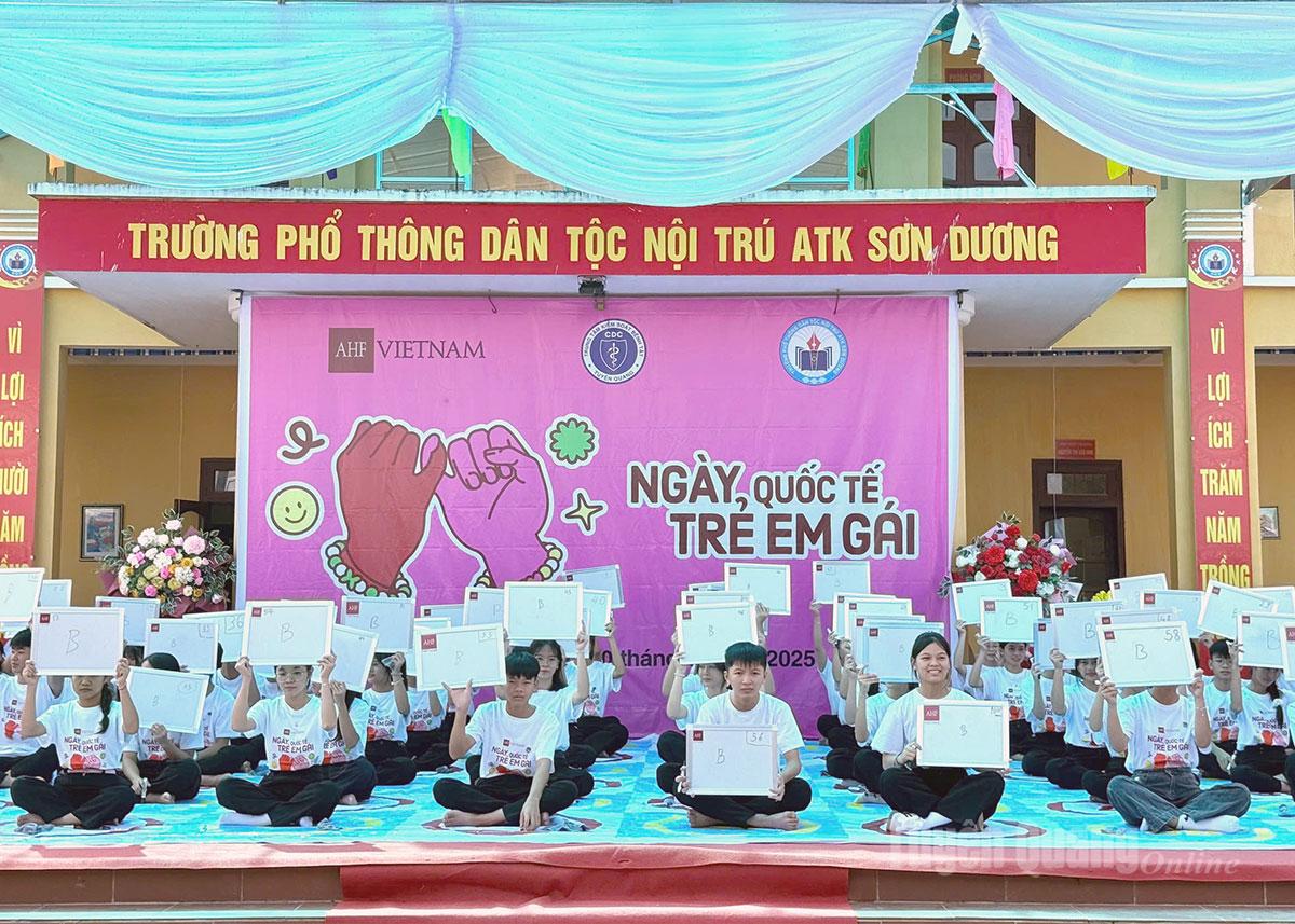 Các em học sinh tham gia thi Rung chuông vàng tìm hiểu về kiến thức sức khỏe sinh sản vị thành niên.