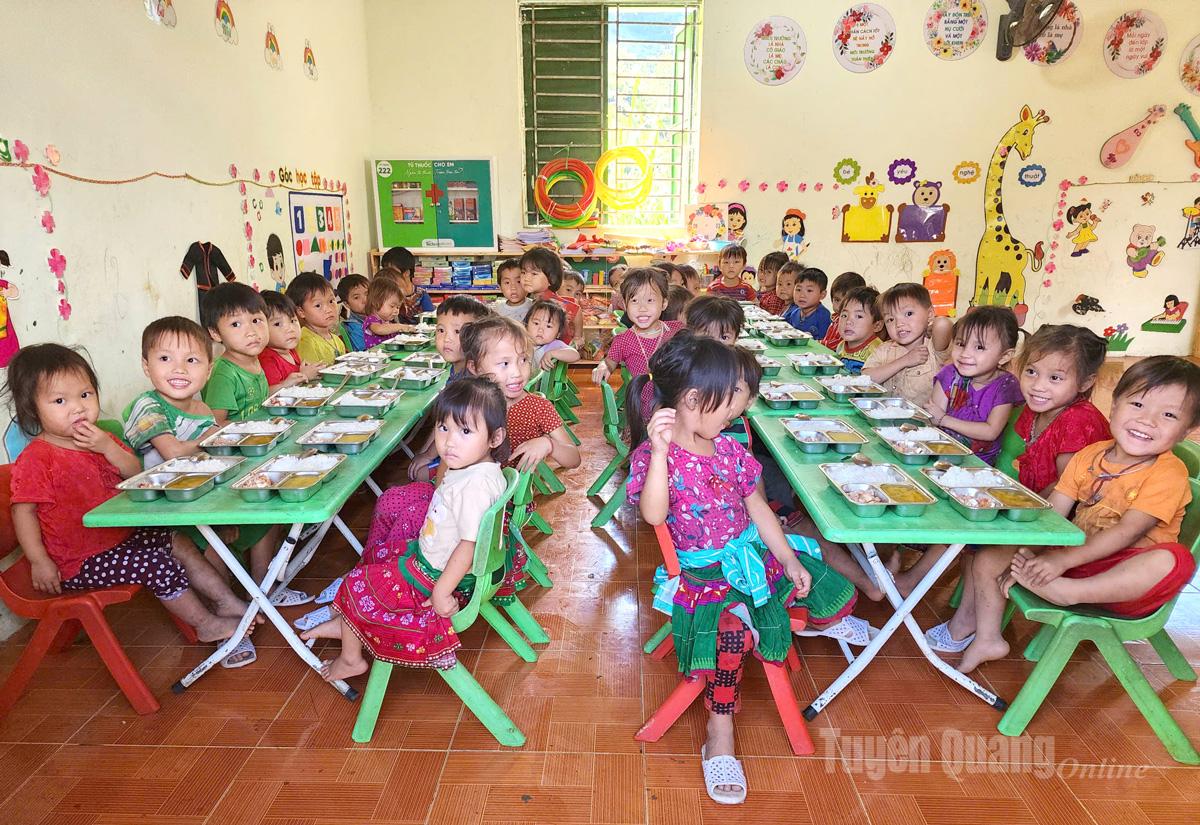  Những bữa cơm trưa đầy đủ chất dinh dưỡng của học sinh điểm trường Mé Lầu A, xã Sơn Vĩ.