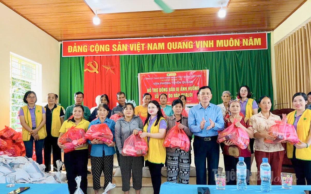 Đoàn tặng quà bà con nhân dân thôn Đồng Khẩn và Đồng Đi xã Kiến Thiết.