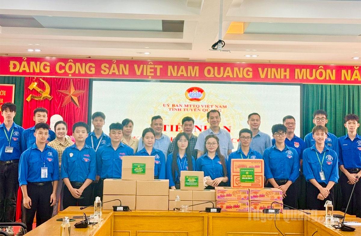 Học viện Nông nghiệp Việt Nam trao hỗ trợ khắc phục hậu quả mưa bão.