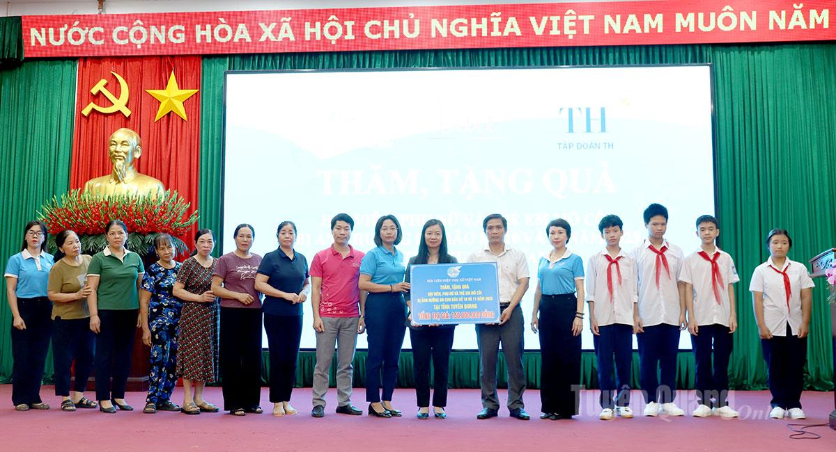 Lãnh đạo Trung ương Hội LHPN Việt Nam trao tiền hỗ trợ cho phường Hà Giang 1 và phường Hà Giang 2.
