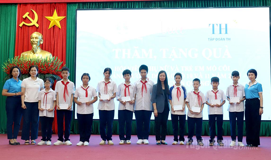 Tặng quà các cháu mồ côi trên địa bàn phường Hà Giang 2.