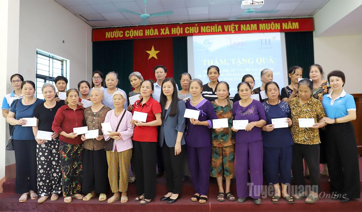  Các hội viên, phụ nữ phường Hà Giang 1 nhận quà của Trung ương Hội LHPN Việt Nam.