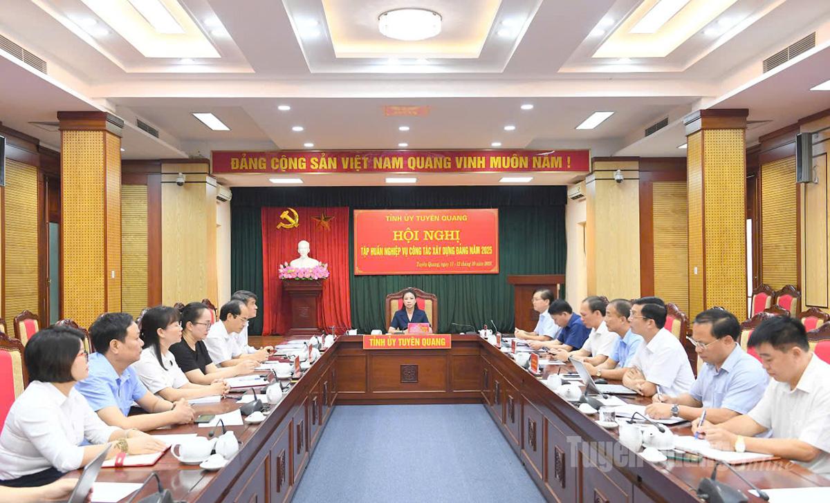 Đồng chí Lê Thị Kim Dung, Phó Bí thư Thường trực Tỉnh ủy chủ trì hội nghị.