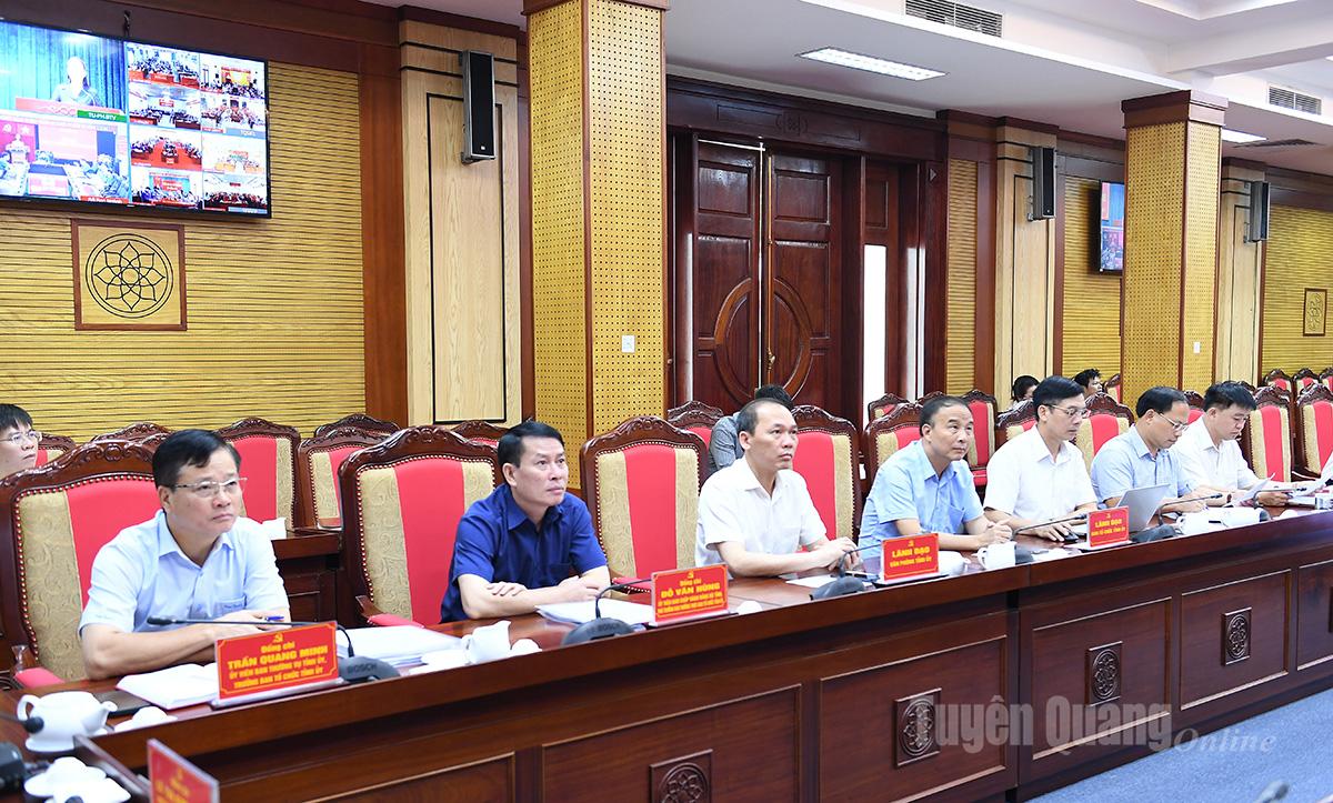 Đồng chí Trần Quang Minh, Ủy viên Ban Thường vụ Tỉnh ủy, Trưởng ban Tổ chức Tỉnh ủy và các đại biểu dự hội nghị tại điểm cầu Hội trường Tỉnh ủy.