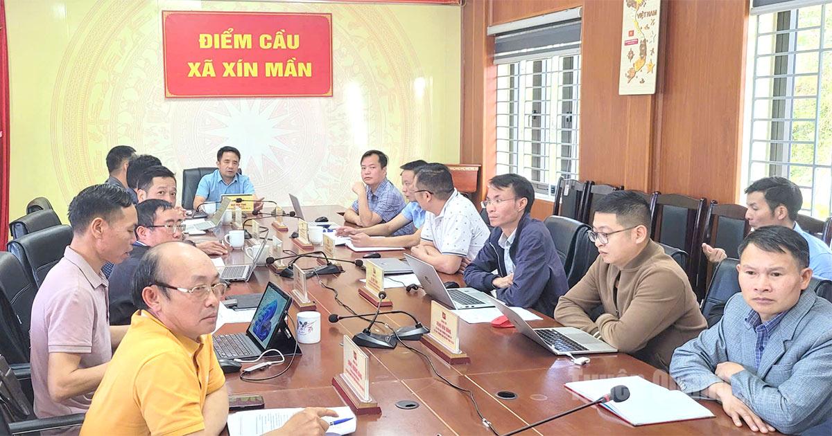 Các đại biểu dự hội nghị tại điểm cầu Đảng ủy xã Xín Mần.
