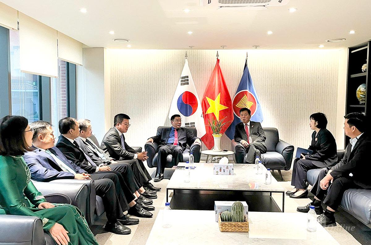 Comrade Hoang Gia Long, Member of the Provincial Party Standing Committee, Vice Chairman of the Provincial People’s Committee, meets with Mr. Vu Ho, Ambassador Extraordinary and Plenipotentiary of Vietnam to the Republic of Korea.