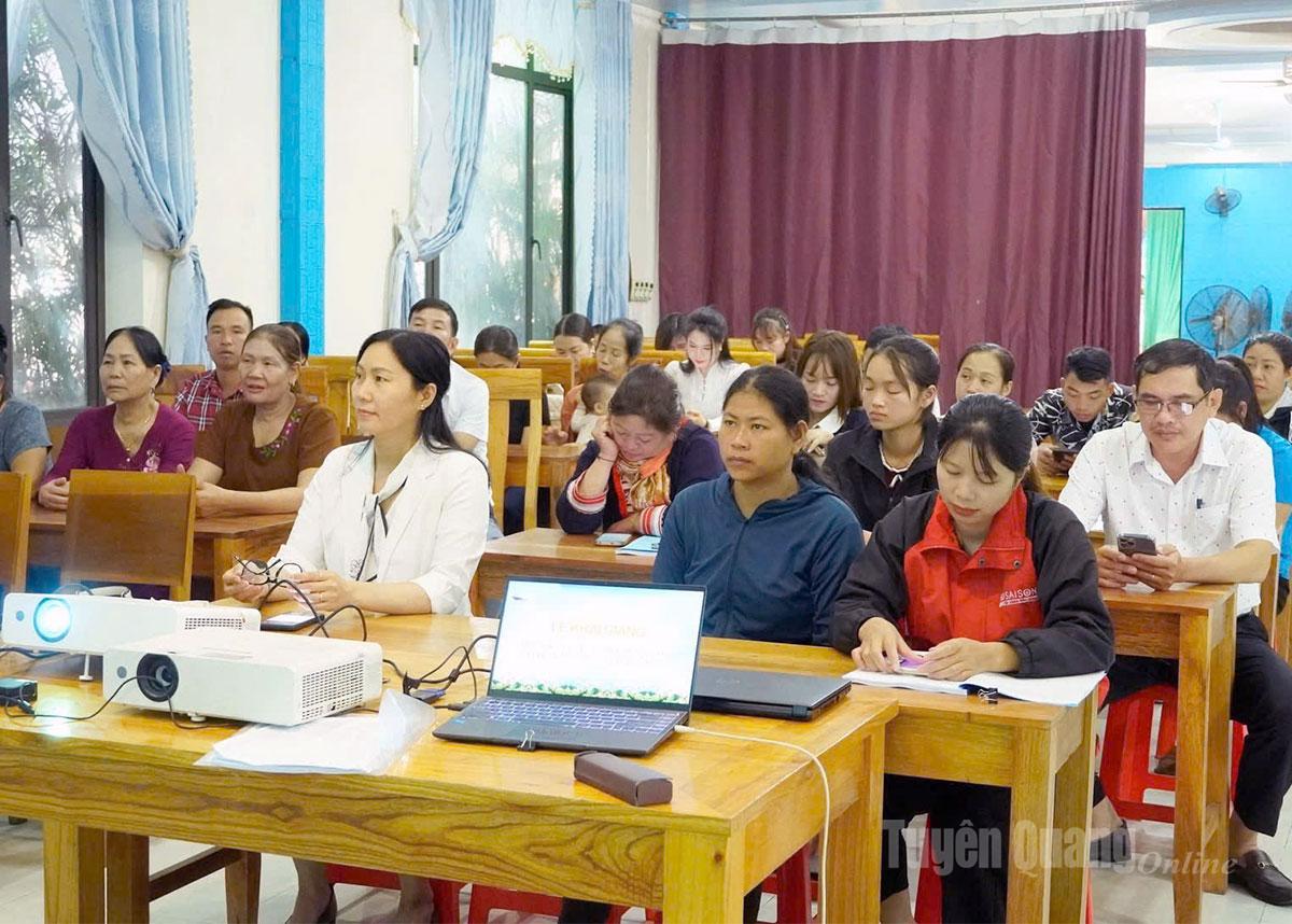 Các học viên tham gia khóa bồi dưỡng nghiệp vụ du lịch tại xã Hoàng Su Phì.