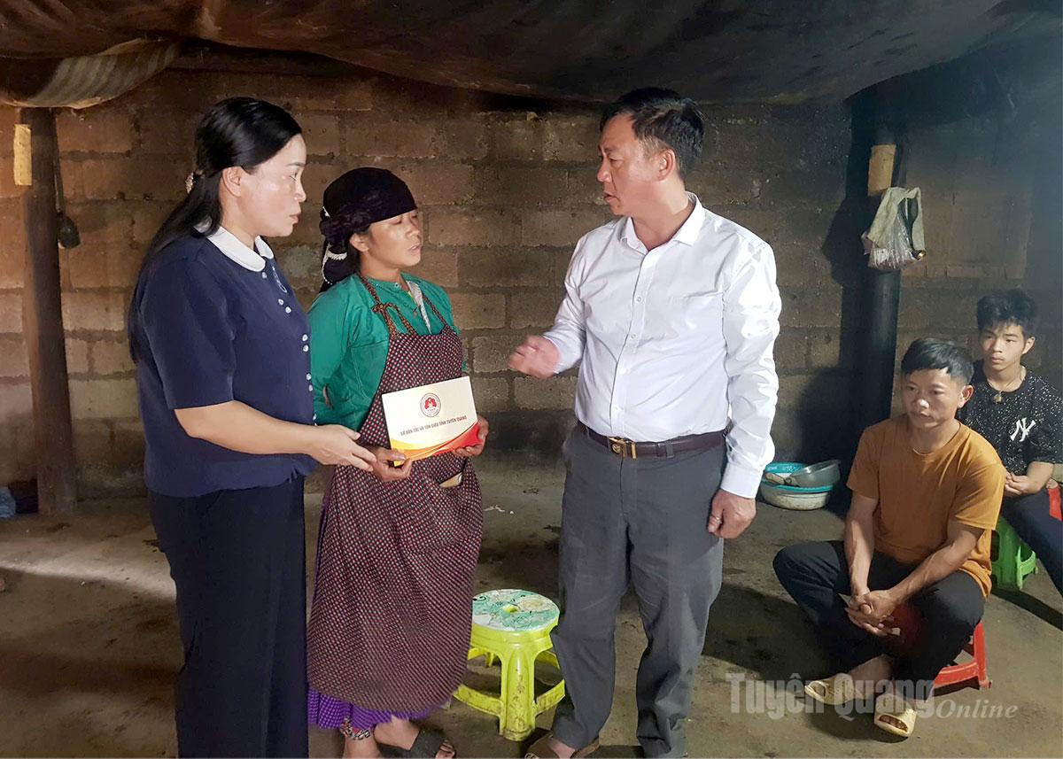 Lãnh đạo Sở Dân tộc và Tôn giáo thăm hỏi, hỗ trợ gia đình bà Vàng Thị Mỷ, thôn Tả Tùng Chứ, xã Đồng Văn có người mất do bão số 10 vừa qua

	
Thông tin về ảnh:
Tác giả: Hoàng Hồng Cừ
Đơn vị: P.Báo điện tử
Thể loại: Ảnh
Bậc: 7
Nhuận bút: 328,000
Người Biên tập: Nguyễn Thị Hoài Yên
Thời gian Biên tập: 12/10/2025-12:21:38
Thuộc chuyên mục: Xã hội
