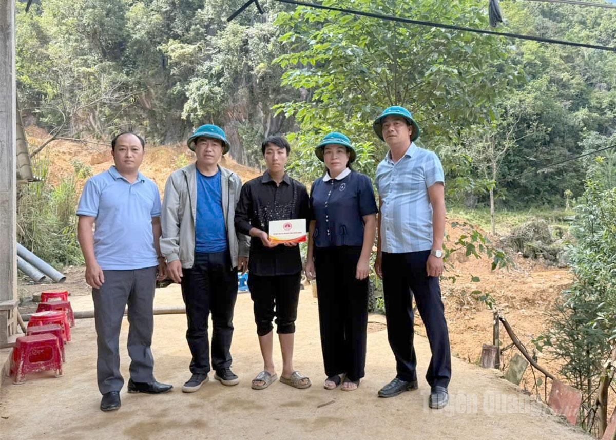 Đoàn công tác đến thăm và hỗ trợ gia đình anh Vàng Mí Pó, thông Má Lầu A, xã Lũng Cú có 4 người chết và mất tích do ảnh hưởng cơn bão số 10