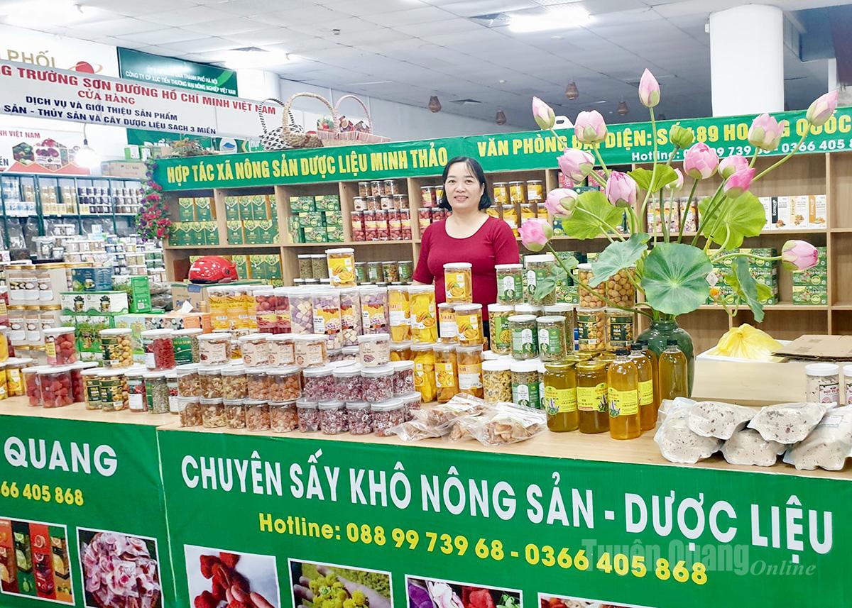 Chị Lương Minh Thảo, Giám đốc Hợp tác xã Nông sản và Dược liệu Minh Thảo giới thiệu các sản phẩm đặc trưng tại Triển lãm Nông nghiệp Việt Nam.