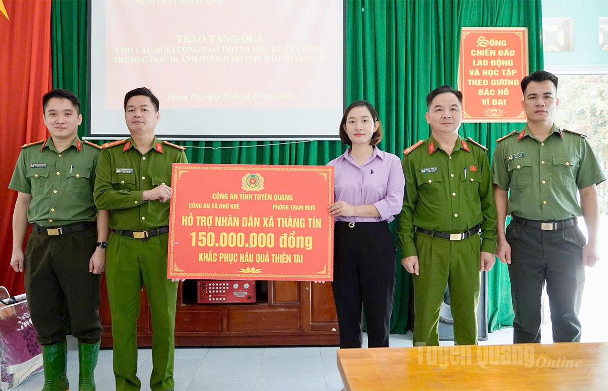 Xã Thàng Tín tiếp nhận các xuất quà trị giá 150 triệu đồng của Phòng Tham mưu Công an tỉnh, Công an xã Nhữ Khê, Bệnh viện Công an tỉnh trao tặng.