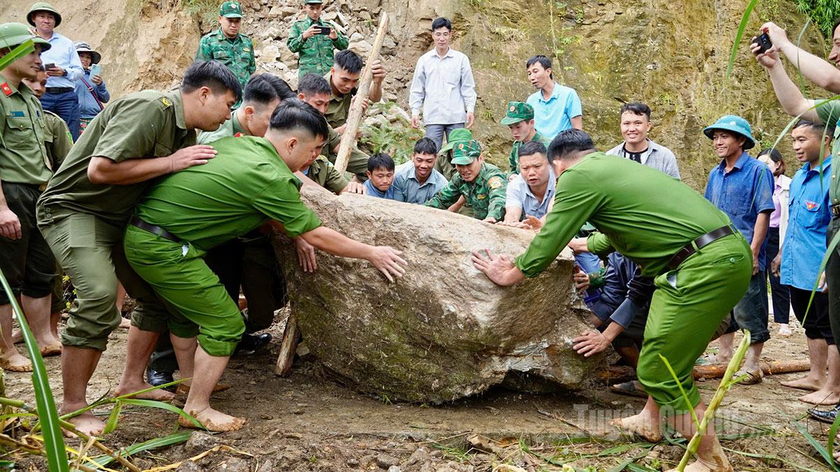 Hỗ trợ sửa chữa, san gạt hơn 500m đường giao thông nông thôn bị sạt lở do mưa lũ.