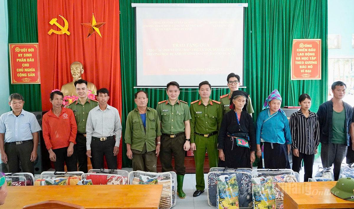Đại diện Phòng Tham mưu Công an tỉnh, Công an xã Nhữ Khê, Bệnh viện Công an tỉnh trao quà cho người dân bị ảnh hưởng bởi bão lũ tại xã Thàng Tín.