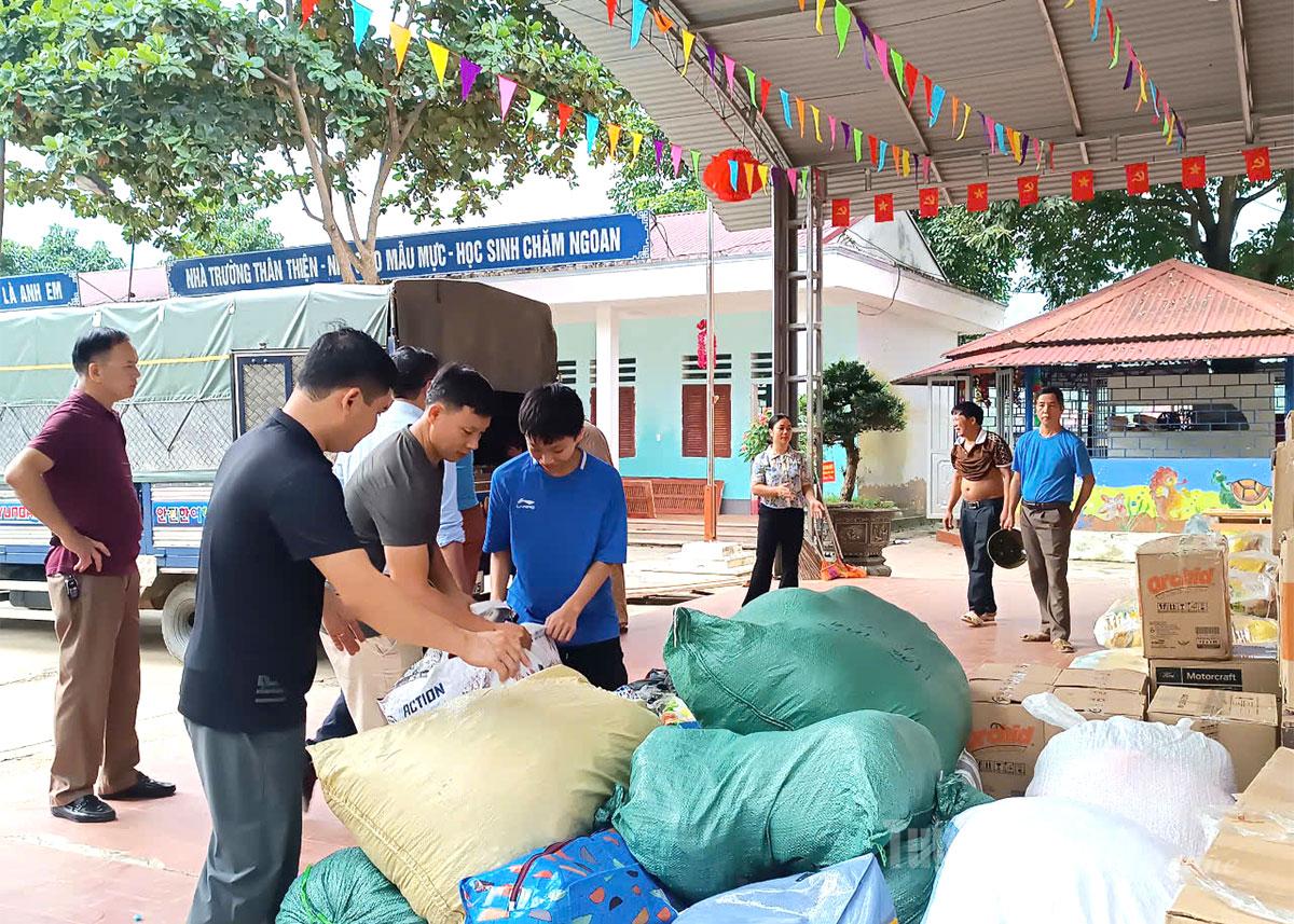 Nhiều phần quà gồm sách vở và đồ dùng học tập giúp học sinh vùng lũ sớm ổn định việc học tập.