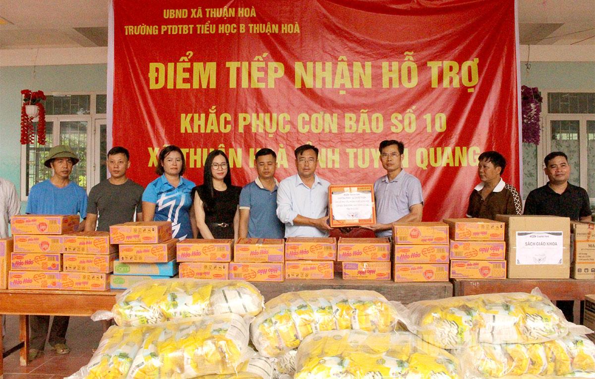 Đại diện Hiệp hội Du lịch tỉnh trao các phần quà, chia sẻ khó khăn với các thầy cô giáo nhà trường.