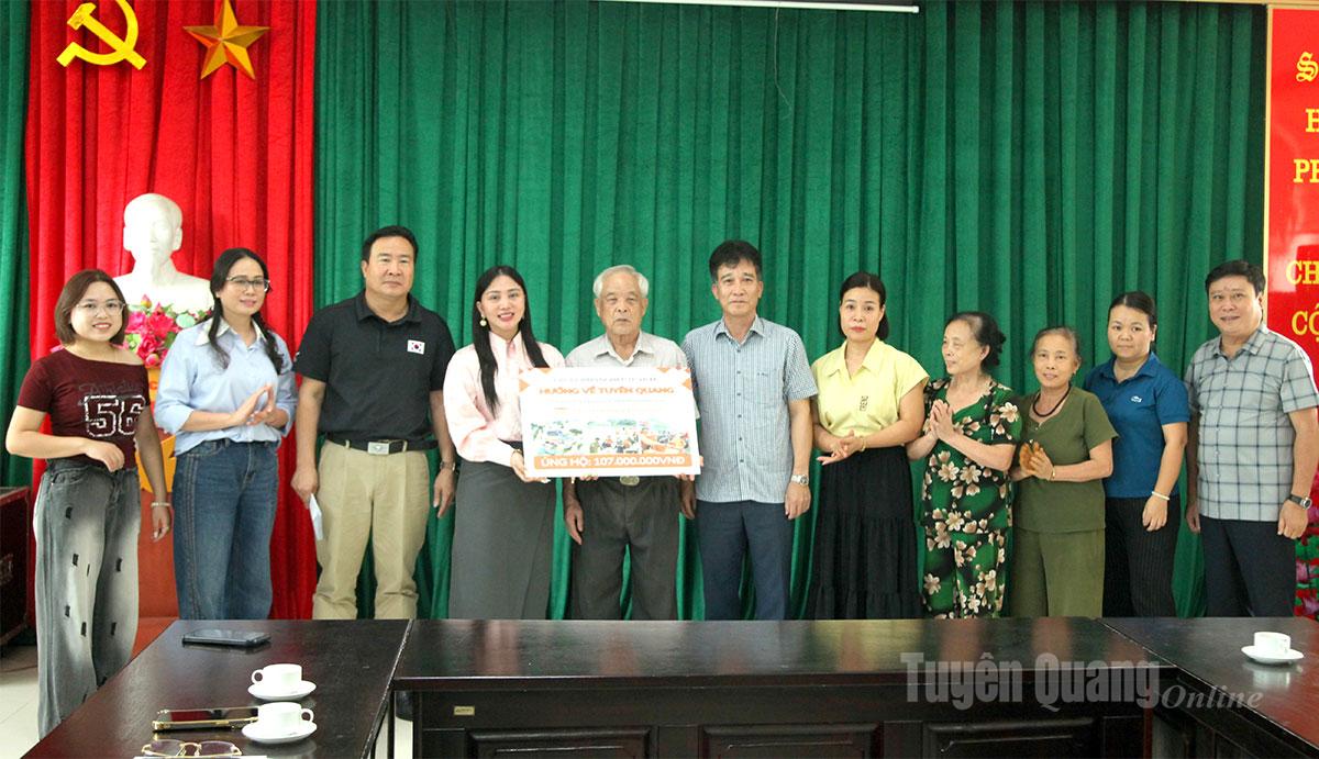 Thông qua kết nối của Báo và phát thanh, truyền hình Tuyên Quang, các doanh nghiệp thành phố Hồ Chí Minh đã hỗ trợ 107 triệu đồng cho người dân vùng lũ.
