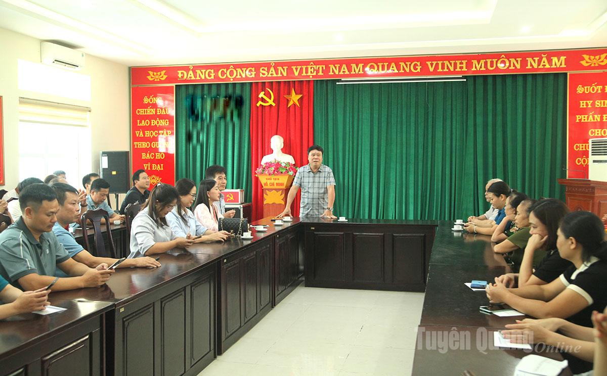 Tổng Biên tập Báo và phát thanh, truyền hình Tuyên Quang Mai Đức Thông chia sẻ những mất mát, khó khăn của một số hộ dân phường Hà Giang 1 và cán bộ, người lao động cơ quan.