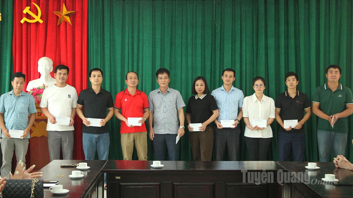Chủ tịch Công đoàn Nguyễn Mạnh Cường trao hỗ trợ cho gia đình đoàn viên Công đoàn.