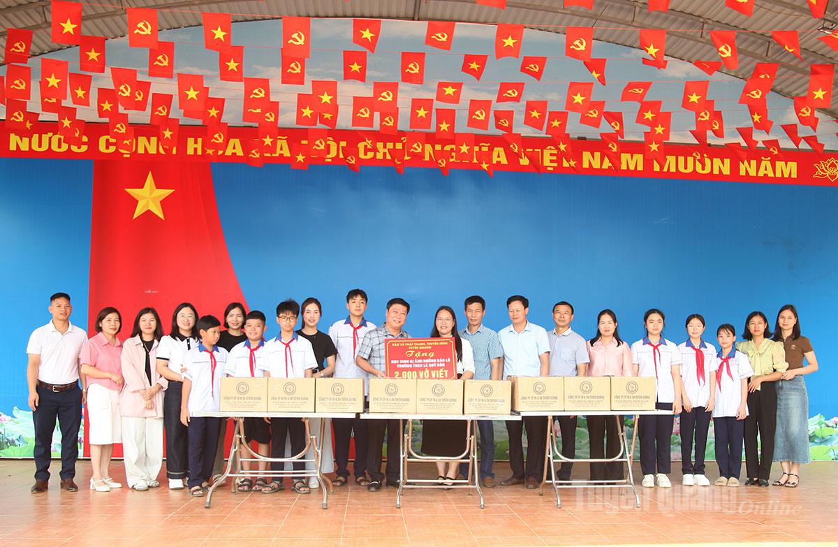  Đoàn tặng 2 nghìn vở viết cho học sinh Trường THCS Lê Qúy Đôn.