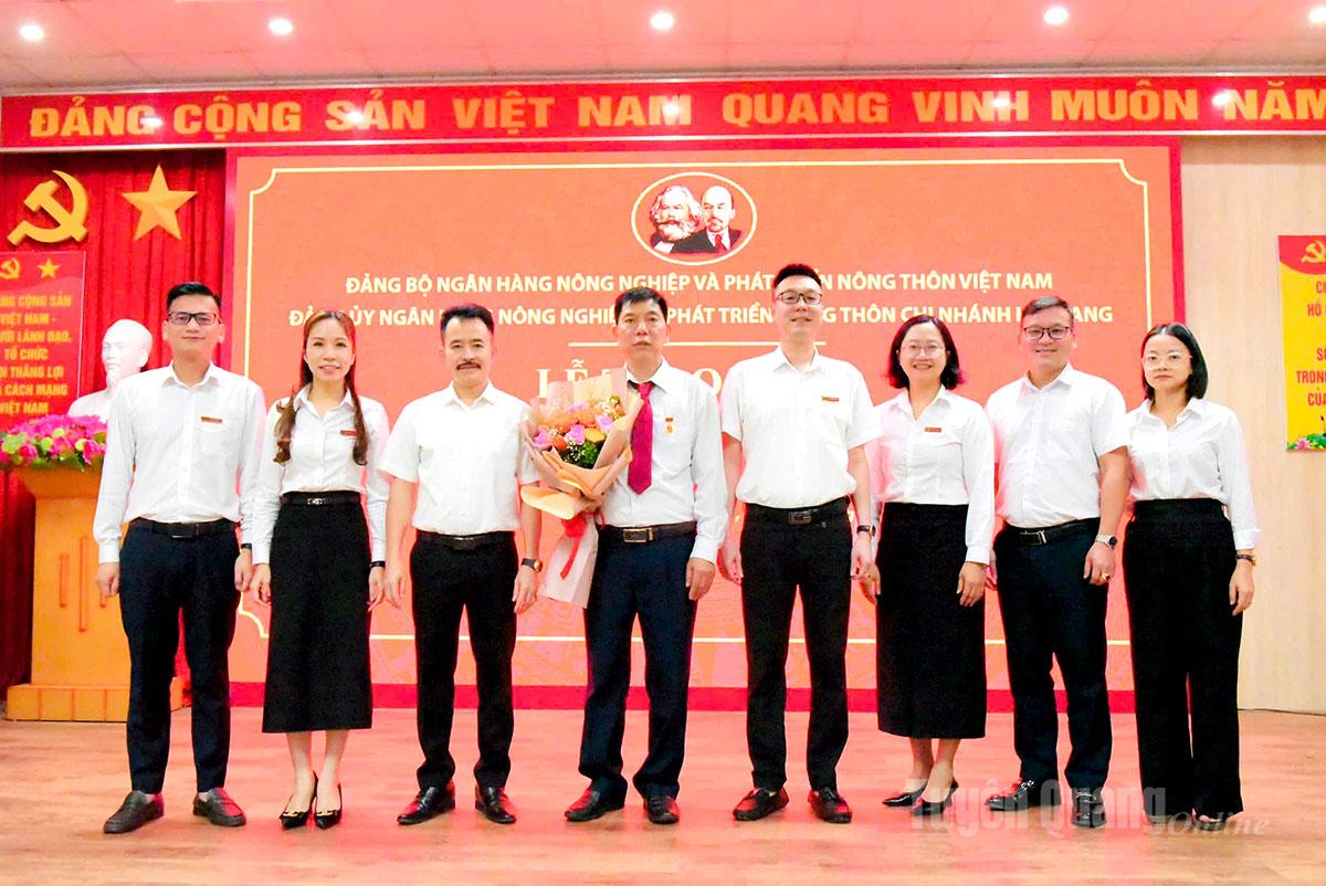 Đảng ủy và lãnh đạo các phòng của Agribank Chi nhánh Hà Giang tặng Huy hiệu 30 năm tuổi Đảng và chụp ảnh cùng đồng chí Vũ Bá Bống
