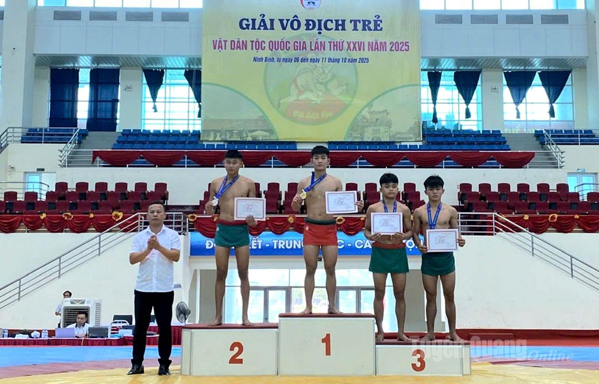 Ban Tổ chức giải trao huy chương cho các đô vật.