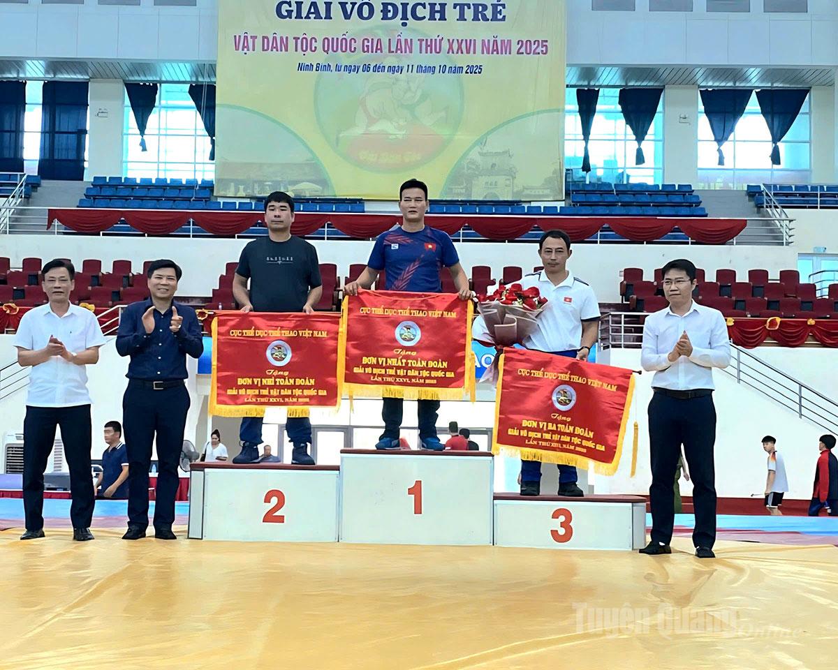 Ban Tổ chức trao giải toàn đoàn, trong đó đoàn Tuyên Quang xếp thứ 2.
