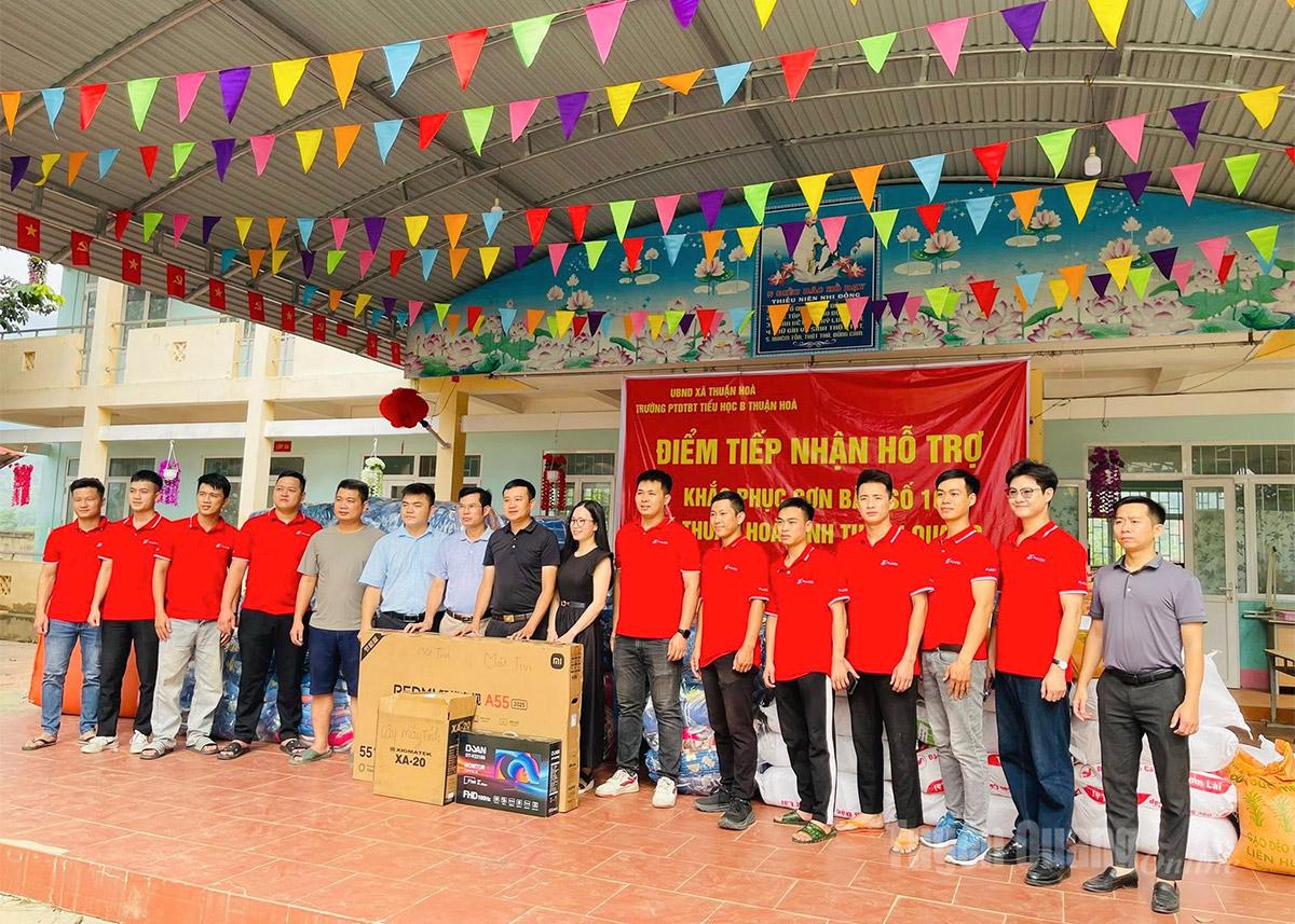 Đoàn từ thiện của Công ty Cổ phần Nisko Việt Nam trao quà cho Trường PTDT bán trú Tiểu học B xã Thuận Hòa