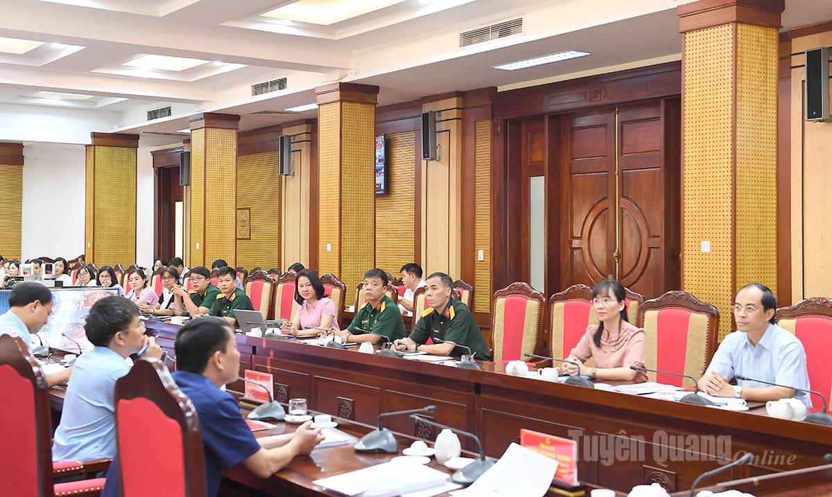Lãnh đạo, cán bộ, công chức các phòng chuyên môn thuộc các cơ quan tham mưu, giúp việc Tỉnh ủy dự bế mạc hội nghị